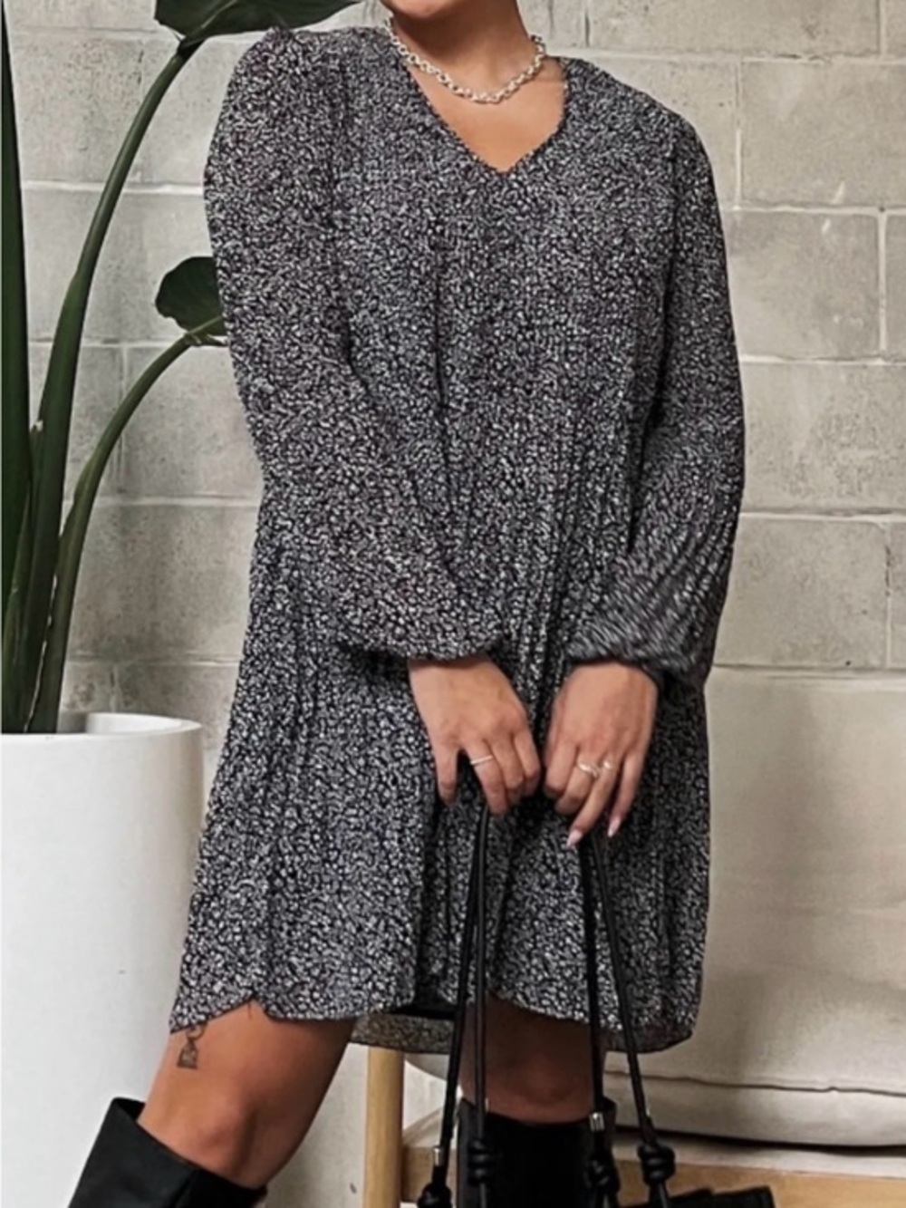 Black Tape Pleated Floral V-Neck Shift Dress Small Black White